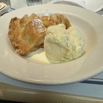 The Tides Wharf Restaurant - Apple Pie a la mode - Seafood Near Me - Bodega Bay, California