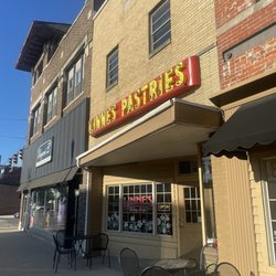 Linne's Bakery and Cafe - Front door/ sign