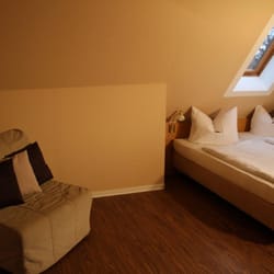 Hotel Krümmler Hof - Im 3-Bett-Zimmer befindet sich ein komfortabler Sessel zum Ausklappen mit Lattenrost