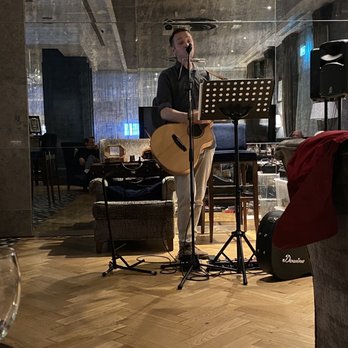 Hilton Dublin - Ivan entertaining us with his talent - Hotels Near Me - Dublin, D