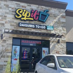 SipIT Daiquris To-Go - Huebner - Front of building