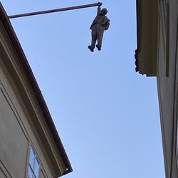Socha zavěšeného Sigmunda Freuda - Hanging Sigmund Freud statue