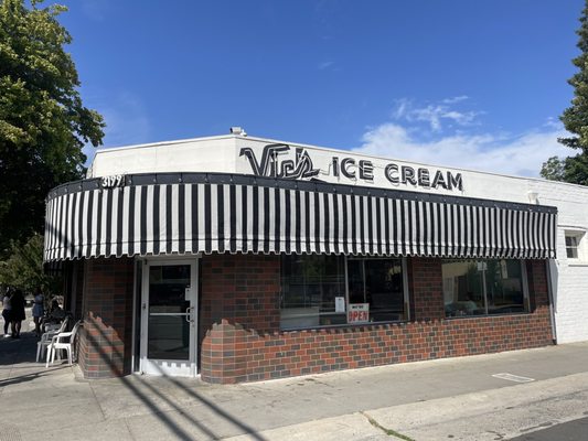 Vic’s Ice Cream by null