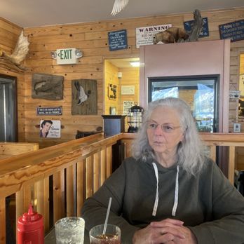 Noisy Goose Cafe - Oma reading the wall signs - American Near Me - Palmer, Alaska Noisy Goose Cafe - Oma reading the wall signs - American Near Me - Palmer, Alaska