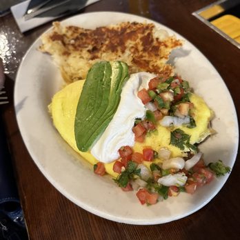 The Griddle Cafe - Omelette with poco de Gallo, sour cream,avocado, and side of hash brown - Breakfast & Brunch Near Me - Los Angeles, California