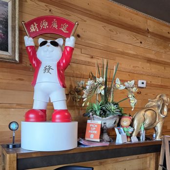 Gia Lai Restaurant - A bit of whimsy to greet us when we arrived. (And were seated promptly.) - Chinese Near Me - Modesto, California