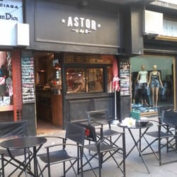 Astor Café - El frente de Astor Cafe, medio escondido entre otros negocios.