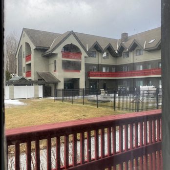 Killington Mountain Lodge, Tapestry Collection by Hilton - Courtyard view over hot tub - Hotels Near Me - Killington, Vermont