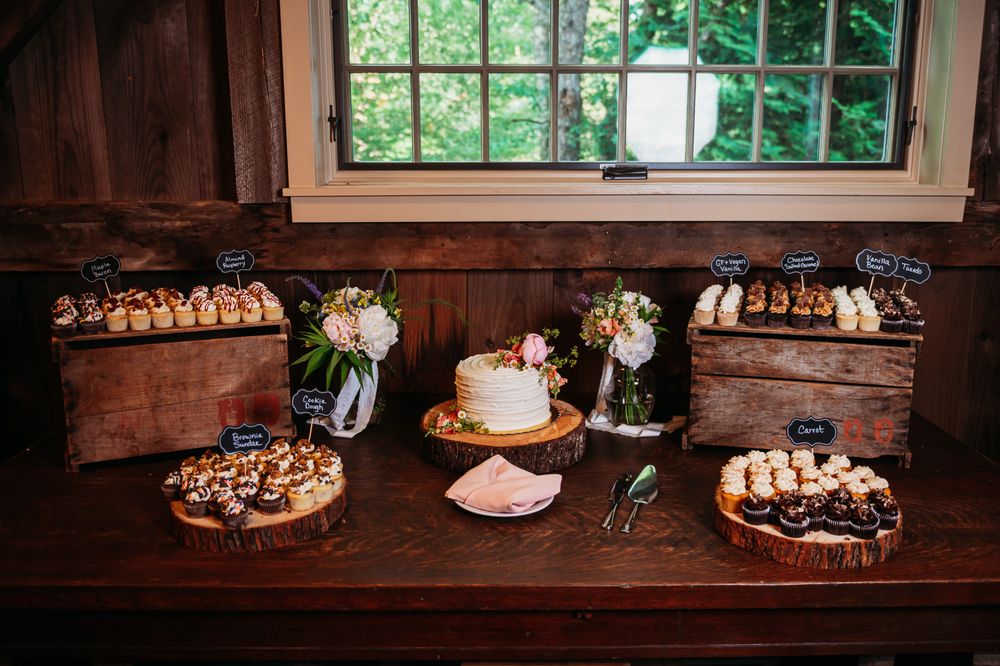 Frosted Swirl Cupcakes Logo