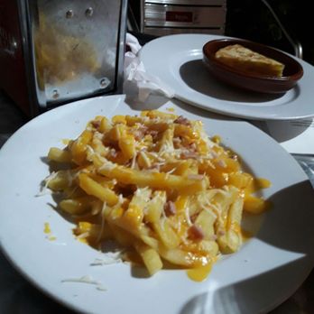 La Gitana Loca - Por 2.50 papas con bacon y queso riquisimas un buen platito - Tapas Bars Near Me - Seville, SE La Gitana Loca - Por 2.50 papas con bacon y queso riquisimas un buen platito - Tapas Bars Near Me - Seville, SE