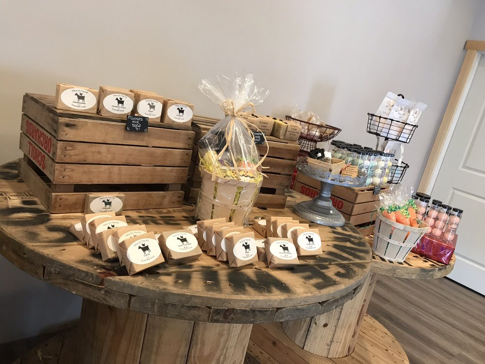 The Nesting Box Market And Creamery Logo