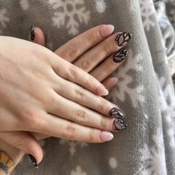 Amour Nails