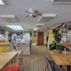 Mo's Island Spice - Neat, clean and inviting. High tops and tables.