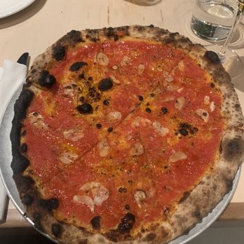 Roberta's - Pizza rossa - Pizza Near Me - Brooklyn, New York