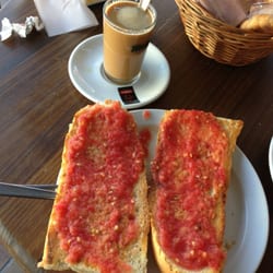 Bar Los Batallones - Tostada con tomate y café.