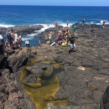Queen's Bath - Look at all those tourists - Landmarks & Historical Buildings Near Me - Princeville, Hawaii