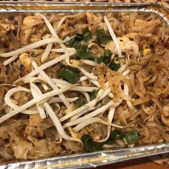 Manee Thai Restaurant - Chicken pad thai - Thai Near Me - Gray, Maine