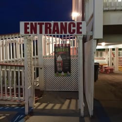 Rita's Italian Ice & Frozen Custard - Entrance via handicapped accessible ramp to Rita's.