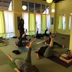 breathe yoga studio - Learning to strenghten the core in Pilates Workshop.