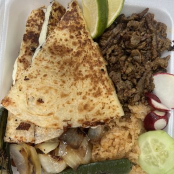 Tacos y Mariscos El Jefe - Quesadilla con asada, arroz y frijoles - Food Trucks Near Me - Paramount , California