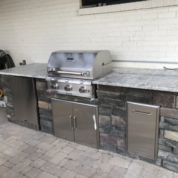 JWM Contracting - Outdoor kitchen with grill, mini fridge, trash can and granite countertop - Masonry/Concrete Near Me JWM Contracting - Outdoor kitchen with grill, mini fridge, trash can and granite countertop - Masonry/Concrete Near Me