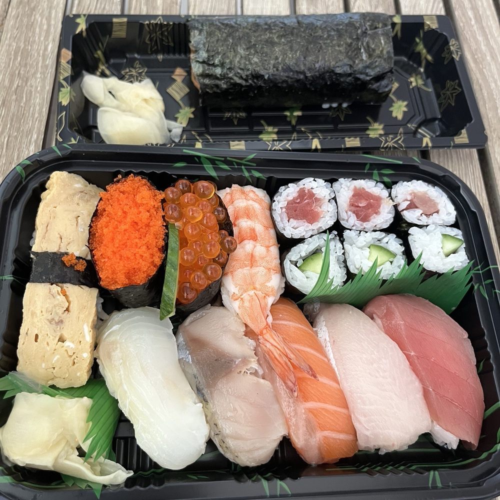 No. 8 special (below) and the yellow tail hand roll (above)