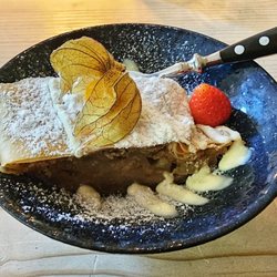 Alpenkantine - Tapas- Apfelstrudel