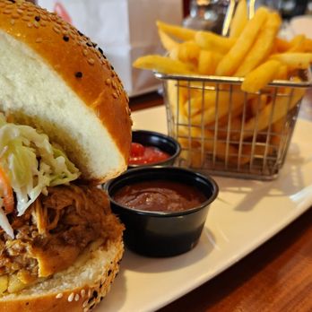 Paradiso 37 - Honolulu pulled pork with fries - Latin American Near Me - Orlando, Florida