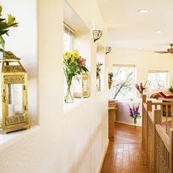 Heaven on Earth Retreat - Light and bright, featuring  a bay window desk and a jacuzzi tub in the king bedroom, the Cave Castle is a treasure to behold.