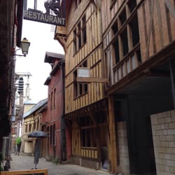Aux Tables des Peintres - Restaurant has two entrances! In case you walking around!