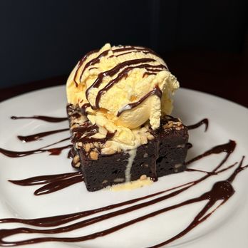 Wood n Tap - Madagascar Fudge Nut Brownie - Bars Near Me - Hamden, Connecticut Wood n Tap - Madagascar Fudge Nut Brownie - Bars Near Me - Hamden, Connecticut