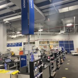 Best Buy - Rego Park - Wasted a lot of time in this Best Buy branch. Zero people manning the checkout booths.