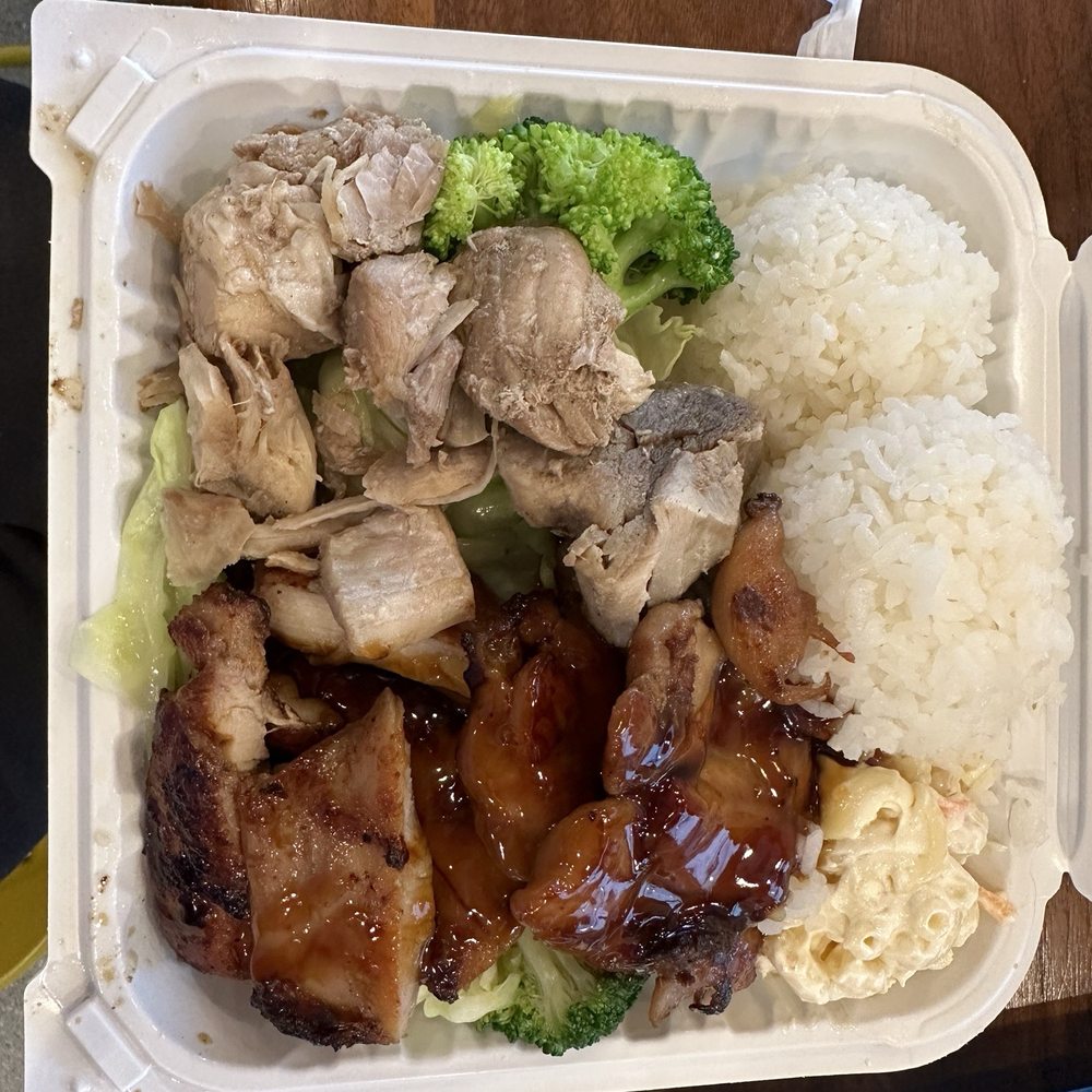 Kalua pork combo with teriyaki chicken on veggies. The mayo macaroni/cheese was delicious.