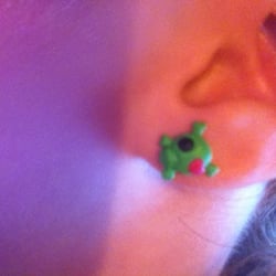 That is a pair of skull earrings I got at Claire's.