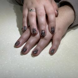 Polish Nail Salon - Viral polka dots