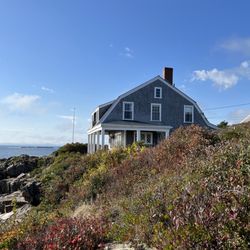 Giant's Stairs Trail - Private residences along the path, looking out into the ocean