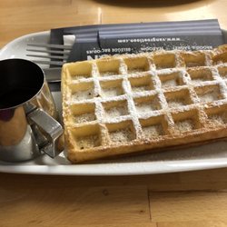 Vangrootloon - Waffel with warm Chocolate sauce