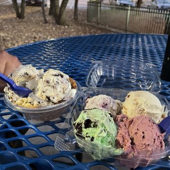 Handel's Homemade Ice Cream - 4 scoop sampler, chocolate mint, blue berry cobbler, spouse like a house, and blackberry chunk. - Ice Cream & Frozen Yogurt Near Me - Austin, Texas Handel's Homemade Ice Cream - 4 scoop sampler, chocolate mint, blue berry cobbler, spouse like a house, and blackberry chunk. - Ice Cream & Frozen Yogurt Near Me - Austin, Texas