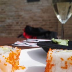 Mercado de Feria - Tapa de maki con vino rueda de fondo