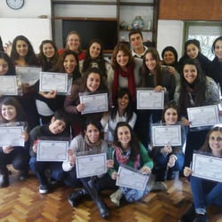 Escuela Ser Acompañante - Profesores y alumnos con titulo en mano.