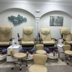 Navi Nails Spa - Half of the pedicure stations