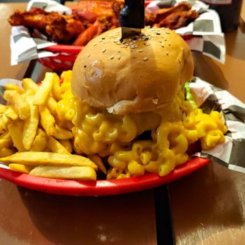Fillie's - Mac and cheese burger with fries. - Burgers Near Me - San Juan, Puerto Rico