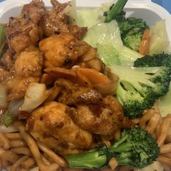 Asian Gourmet Wok and Grill - Schzeun Chicken with Shanghai noodles and broccoli