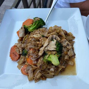 Thai Udon Cafe - PAD SEE EW with pork - medium spice level. Flat rice noodles sautéed with eggs, broccoli and carrots, with brown sauce - Thai Near Me - Fort Myers, Florida