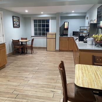 Super 8 by Wyndham Sturbridge - Breakfast area - Hotels Near Me - Sturbridge, Massachusetts