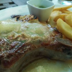 Wirtshaus Fuchsbau - Schweine Kotelett mit Handkäs überbacken, dazu Pommes und Musik