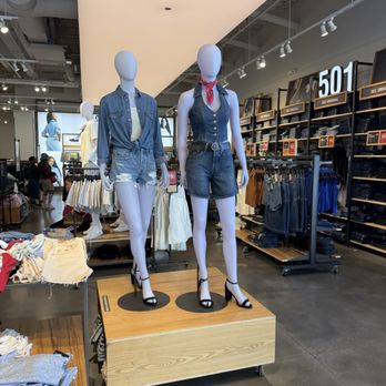 Levi’s Outlet Store - Women's Clothing Near Me - Commerce, California