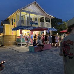 Blue Mountain Beach Creamery - Nightly line at Blue Mountain Creamery.