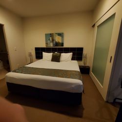 Quest Wellington On Lambton Quay - Bedroom with king-sized bed