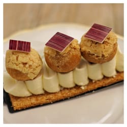 Törtchen Törtchen - St. Honoré - Cassis-Windbeutel auf Buttercrème mit Feige